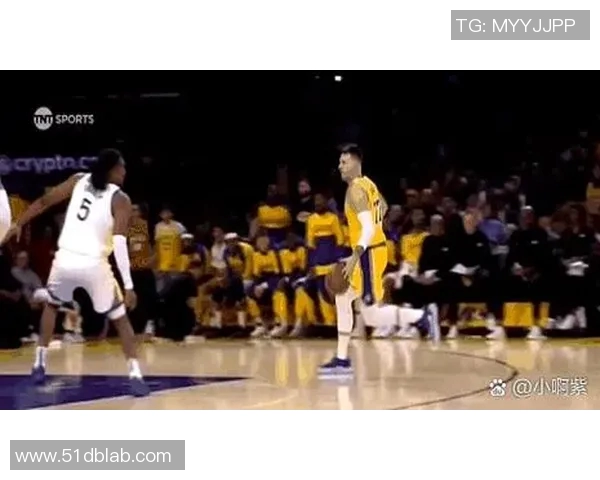 雷迪克:东契奇的腿筋轻微拉伤,里夫斯今天仍有出场时间限制 雷迪克:东契奇的腿筋轻微拉伤,里夫斯今天仍有出场时间限制